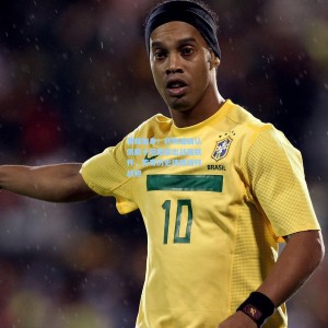 500福彩服务：荣耀加身！利物浦确认佩戴十冠徽章出战英联杯，传奇历史铸就独特战袍